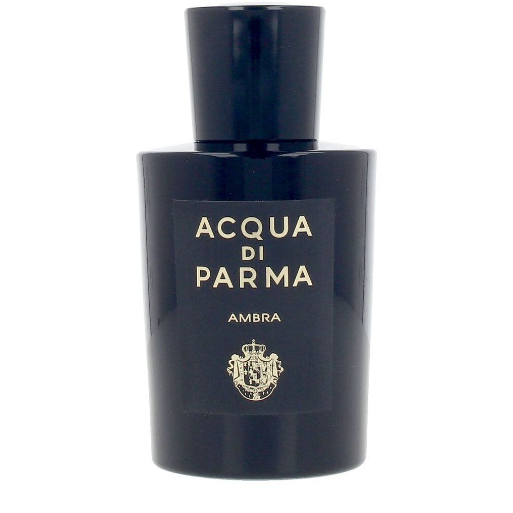 Dunkle Flasche mit Aufschrift ACQUA DI PARMA AMBRA. Schwarzer Deckel. Goldfarbenes Logo.