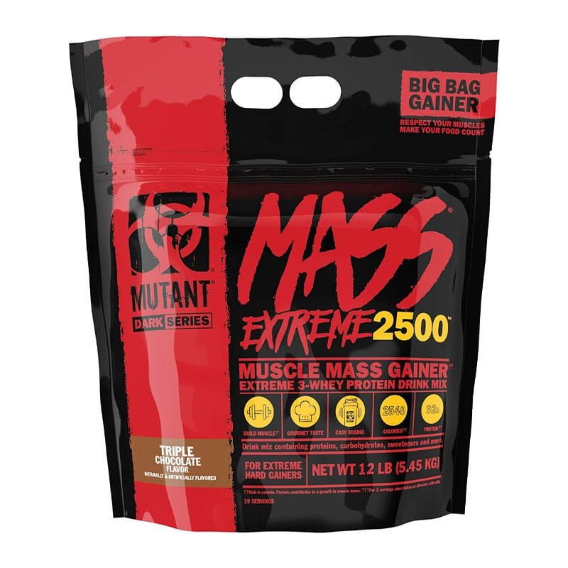 Schwarze Tüte mit rotem Akzent. Aufschrift: MASS EXTREME 2500, Muskelaufbau-Gainer, Triple Chocolate. Netto 12 lb (5,45 kg).