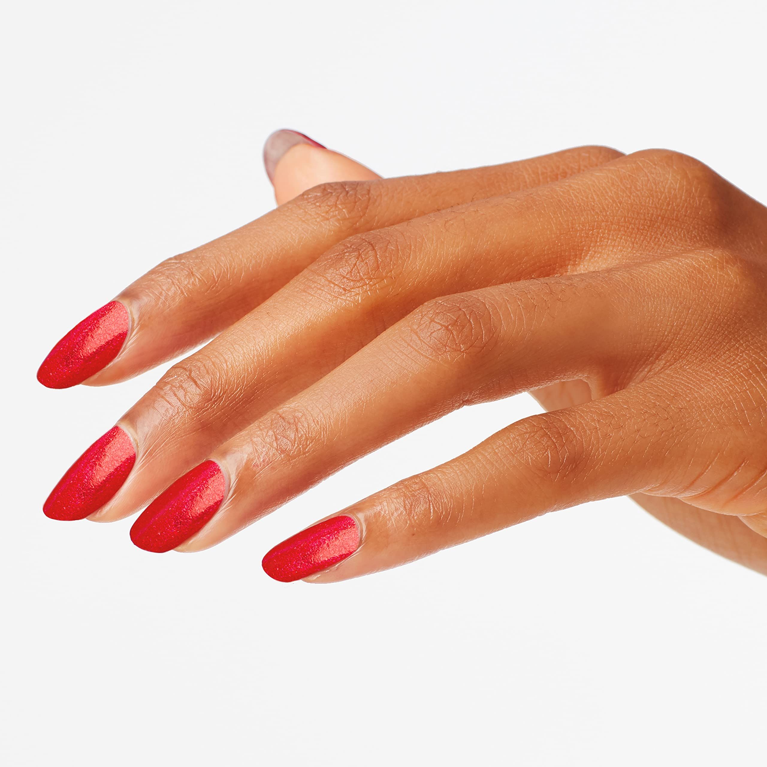 Hand mit lackierten Nägeln. Roter Nagellack mit Glitzer. Nägel sind lang und spitz geformt.