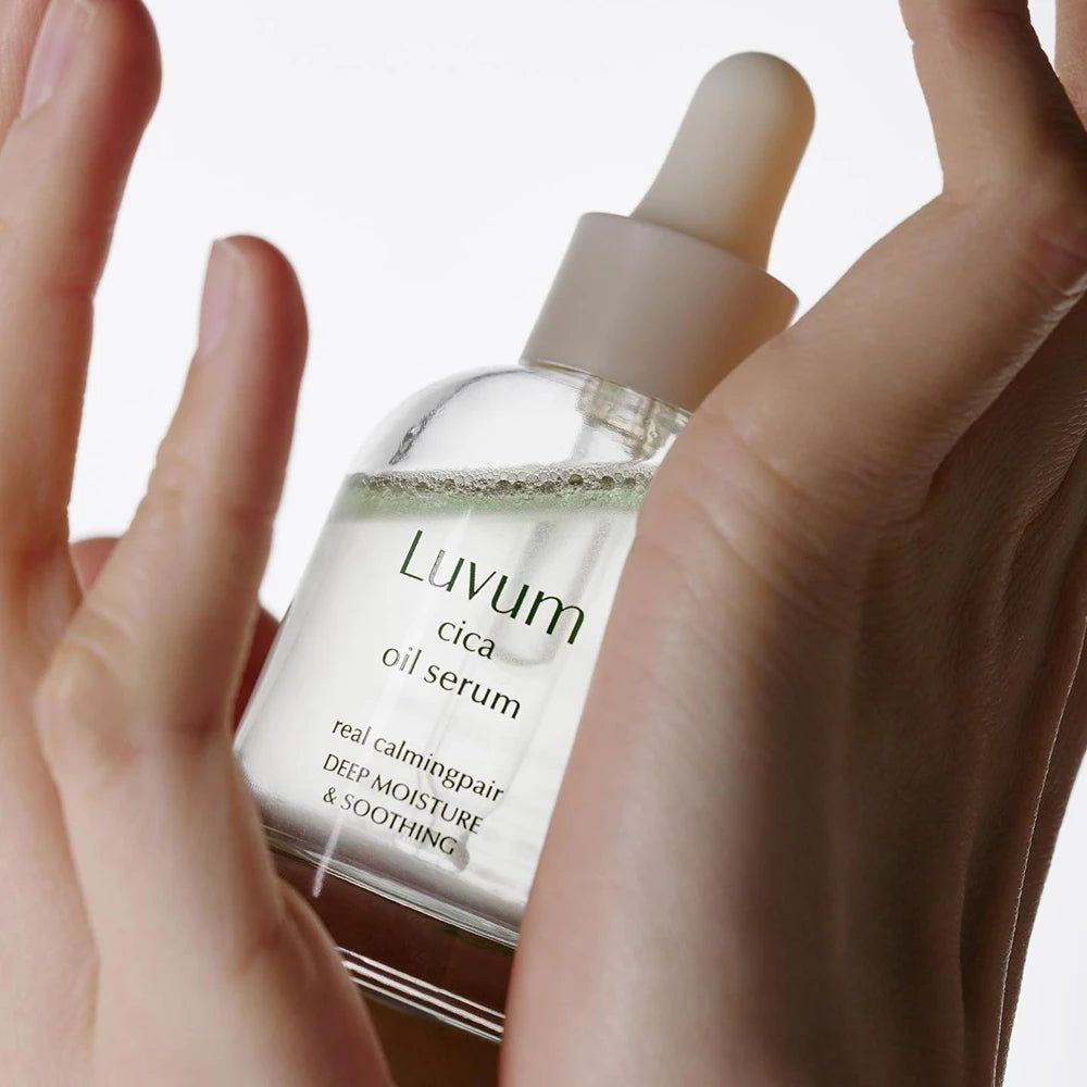 Luvum Cica Ölserum in Glasflasche mit Pipette. Beschriftung: 'real calmingpair DEEP MOISTURE & SOOTHING'.