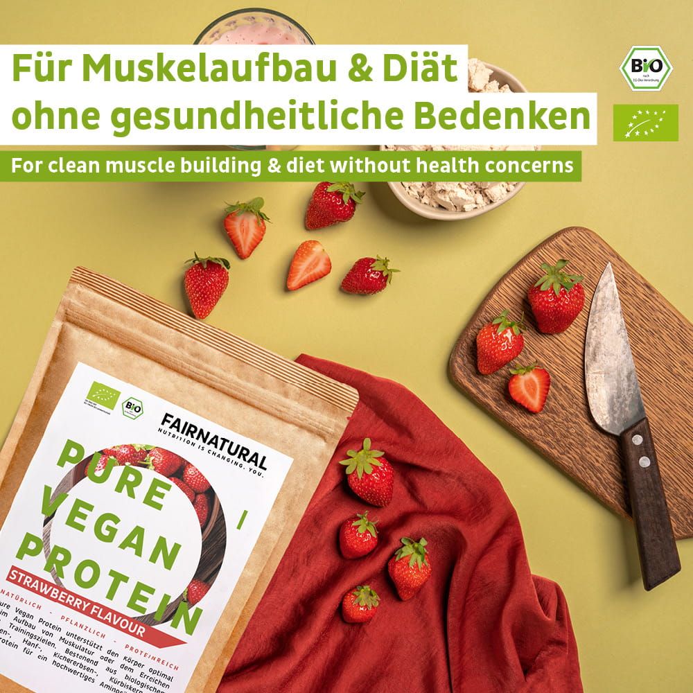 FAIRNATURAL Bio Vegan Protein Pulver Erdbeergeschmack neben frischen Erdbeeren, Haferflocken und einem Messer auf einem Holzbrett.