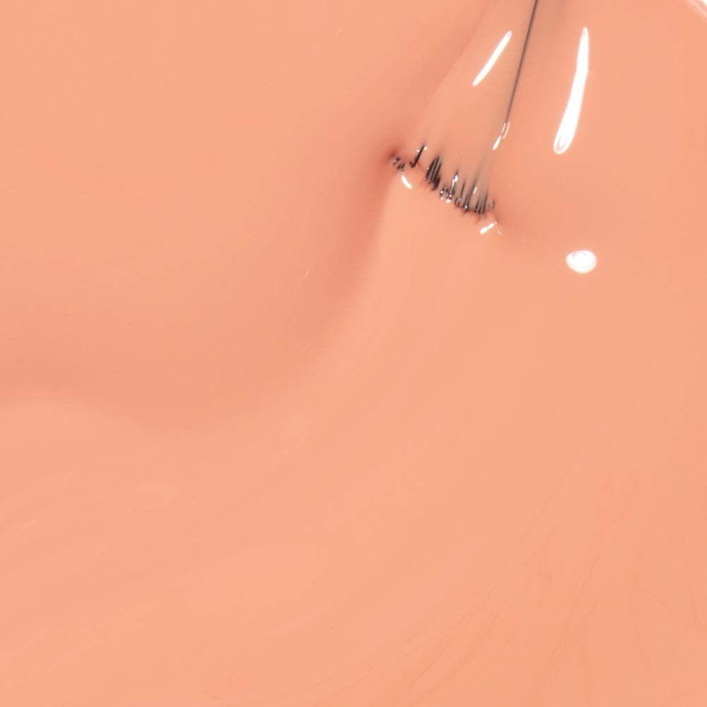 Nagellack in Pfirsichfarbe. Pinselspitze mit Lack. Nahaufnahme. Glänzende Oberfläche.