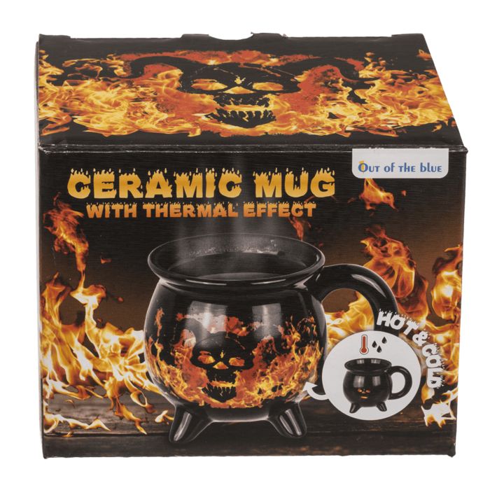 Confezione con tazza in ceramica nera, design teschio-fiamme. Testo: Ceramic Mug with Thermal Effect. OOTB.