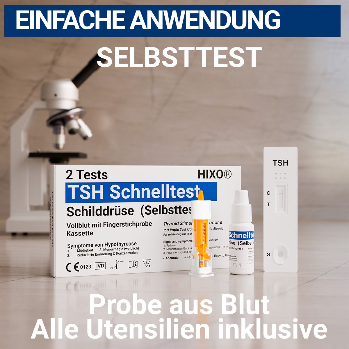Produkt-Set mit Testkassette, Fläschchen und Zubehör. Aufschrift: HIXO TSH Schnelltest Schilddrüse (Selbsttest). Mikroskop im Hintergrund.