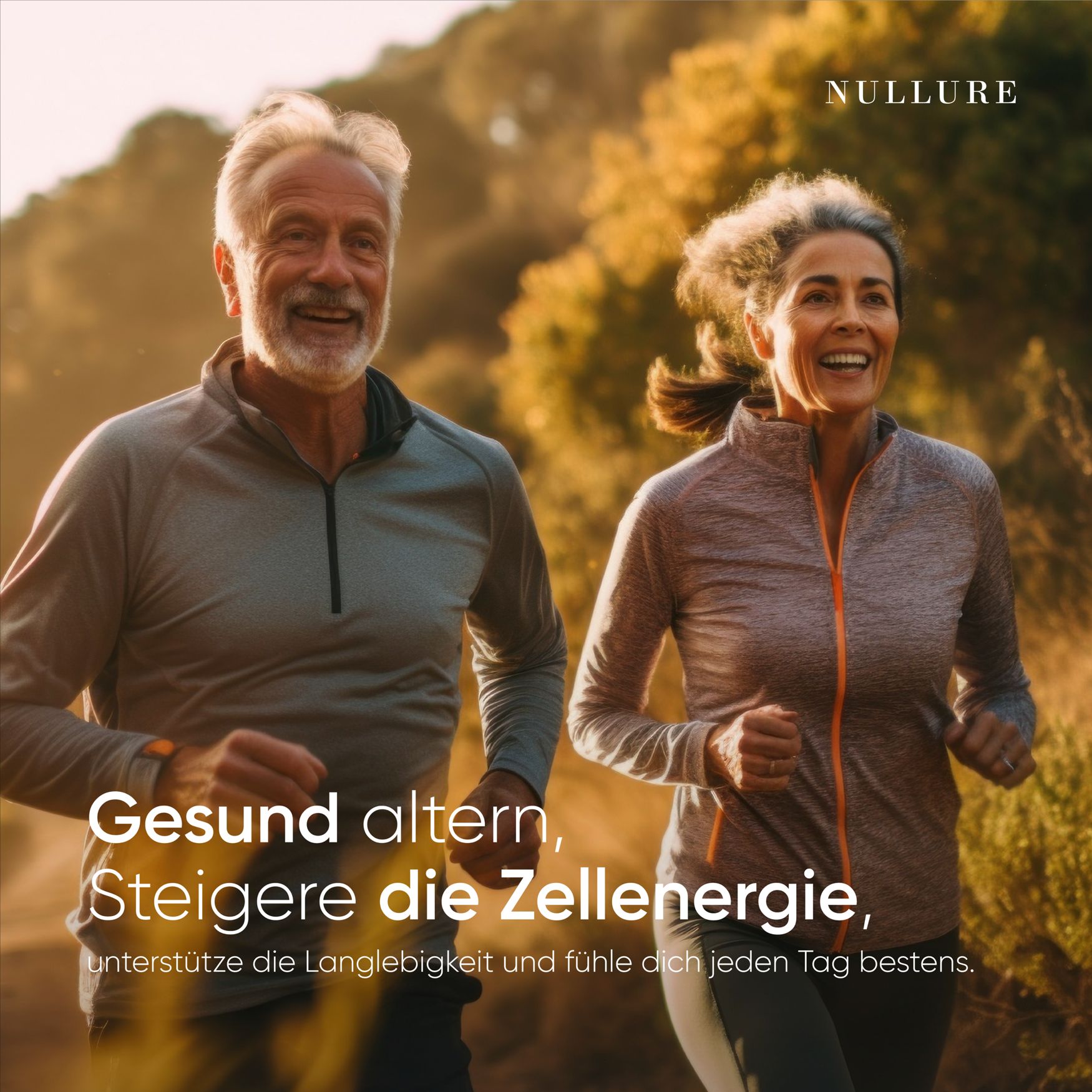 Älteres Paar beim Joggen. Text: Gesund altern, steigere die Zellenergie. Nullure.
