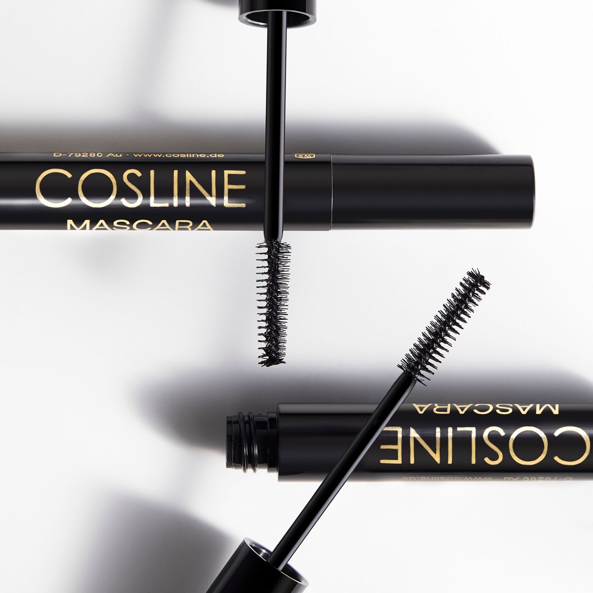 Cosline Mascara Black Waterproof: zwei Flakons und Bürsten in Nahaufnahme.