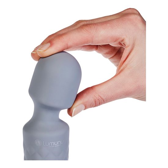 Grauer Mini-Wand-Massager, Kopf von Hand gehalten. Logo sichtbar. Geriffelte Oberfläche.