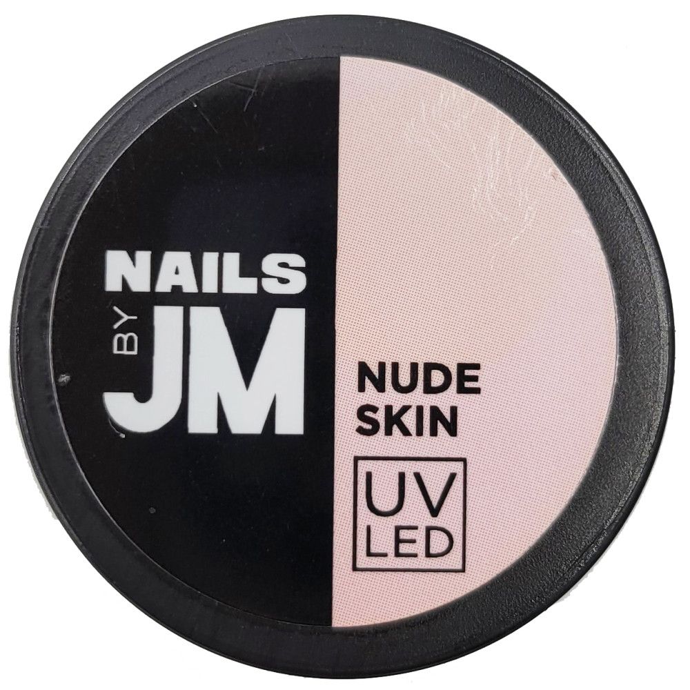 Runder Behälter, geteilt in Schwarz und Nude. Aufschrift: NAILS BY JM, NUDE SKIN, UV LED.