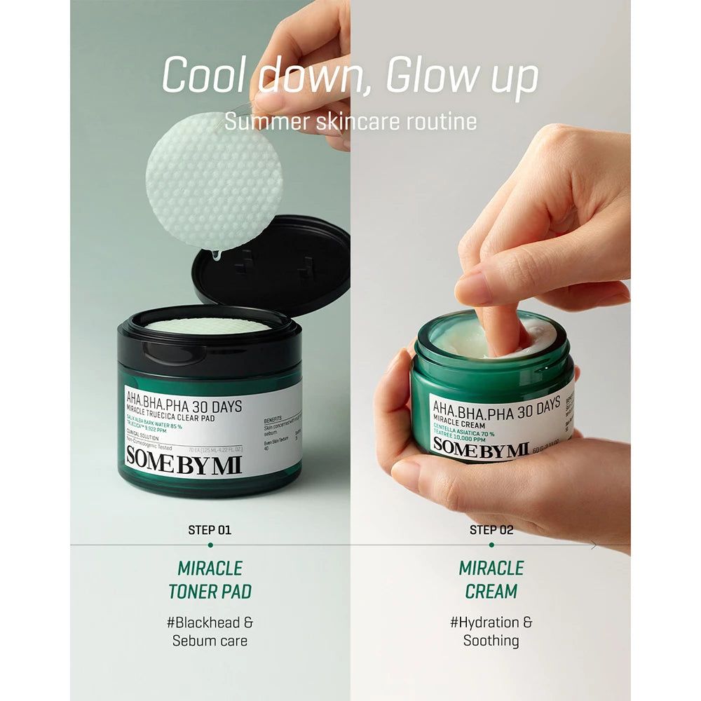 Zwei Behälter mit Pads und Creme. Aufschrift: AHA-BHA-PHA 30 DAYS MIRACLE. Marke SOME BY MI. Hände benutzen Produkte.