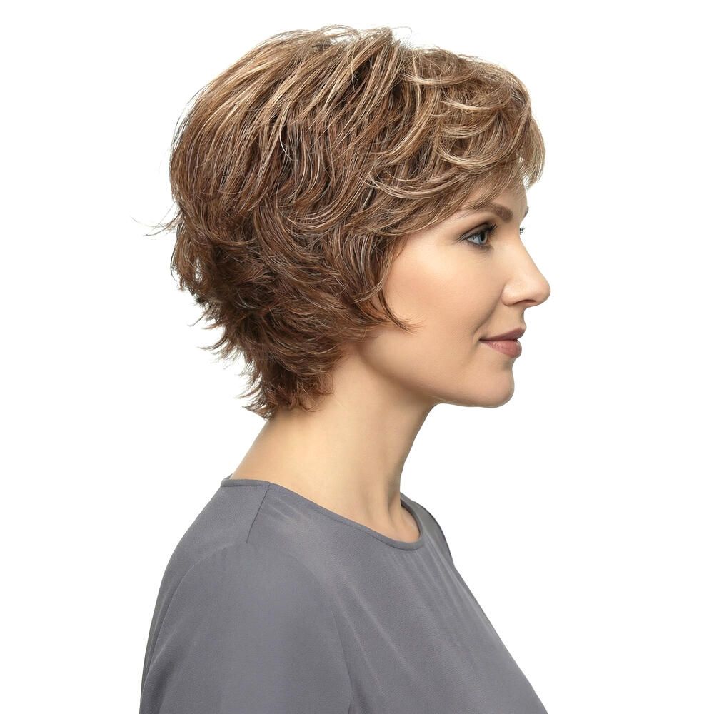 Kurzhaarperücke mit gewelltem Haar in Braun- und Blondtönen. Seitenansicht einer Frau.