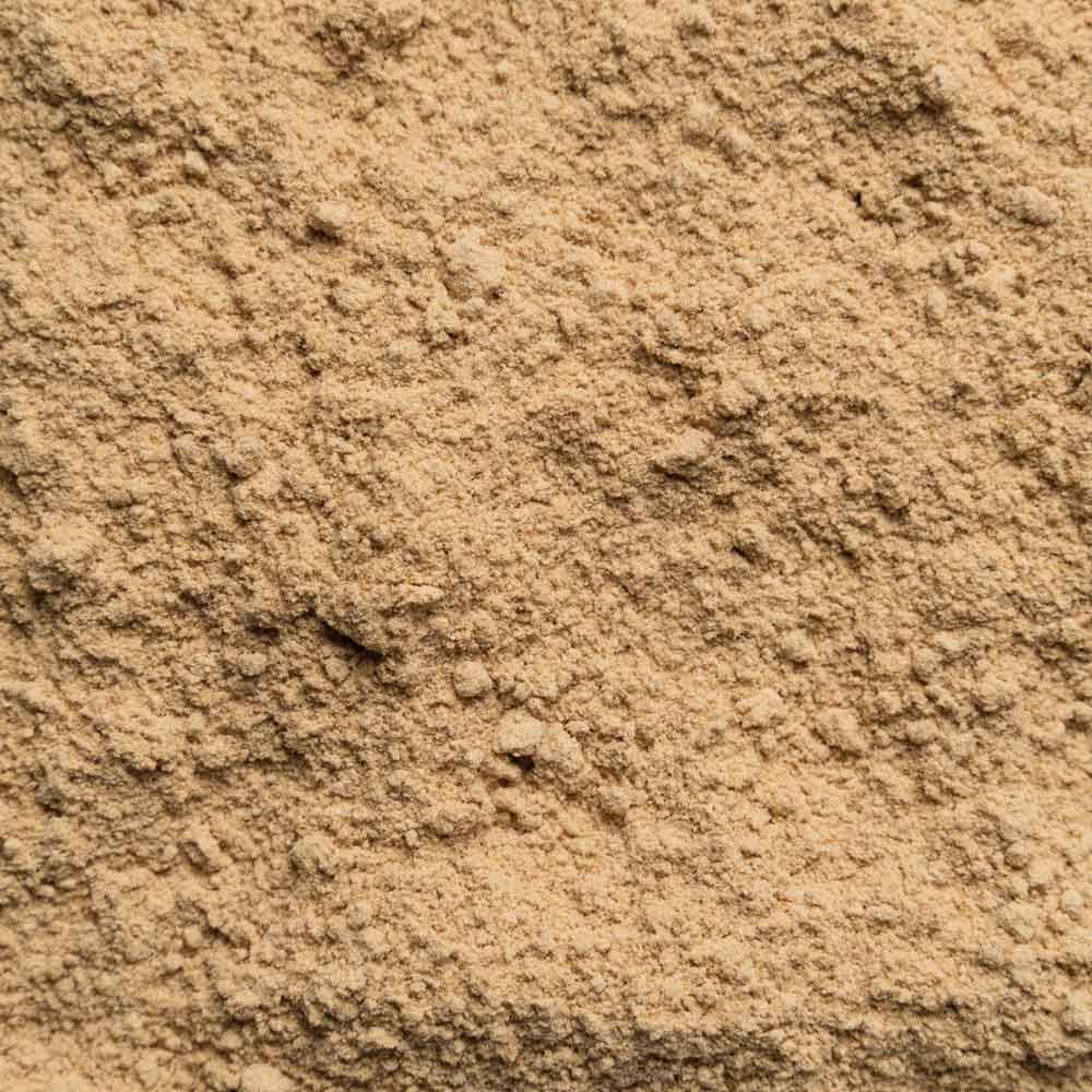 Nahaufnahme von braunem Pulver. Feine Textur, gleichmäßige Farbe. Keine Verpackung sichtbar.