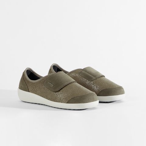 Grüne Damenschuhe mit Klettverschluss und gemustertem Obermaterial.