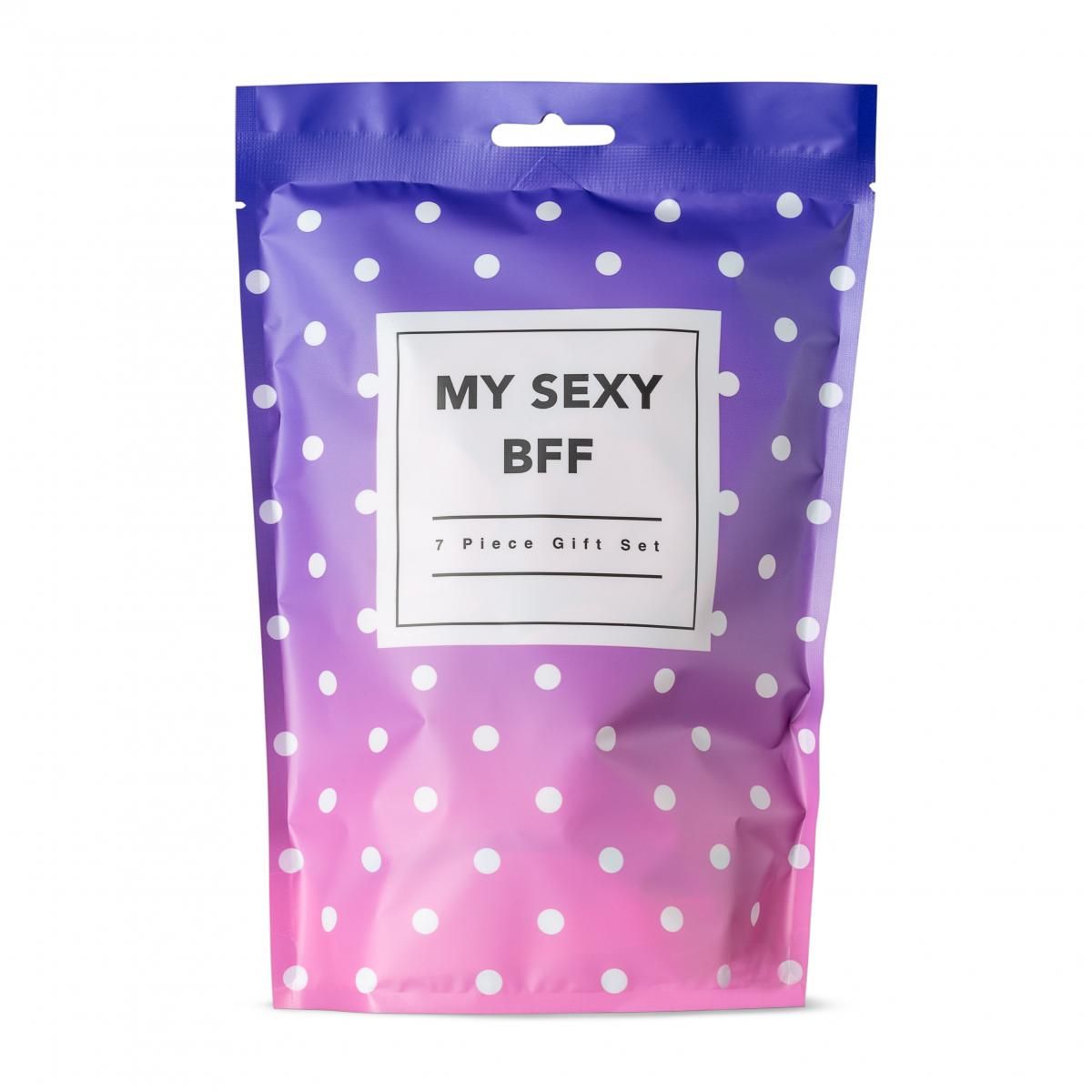 Geschenkbeutel mit weißem Etikett und Aufschrift 'My Sexy BFF' und '7 Piece Gift Set' auf gepunktetem Hintergrund.