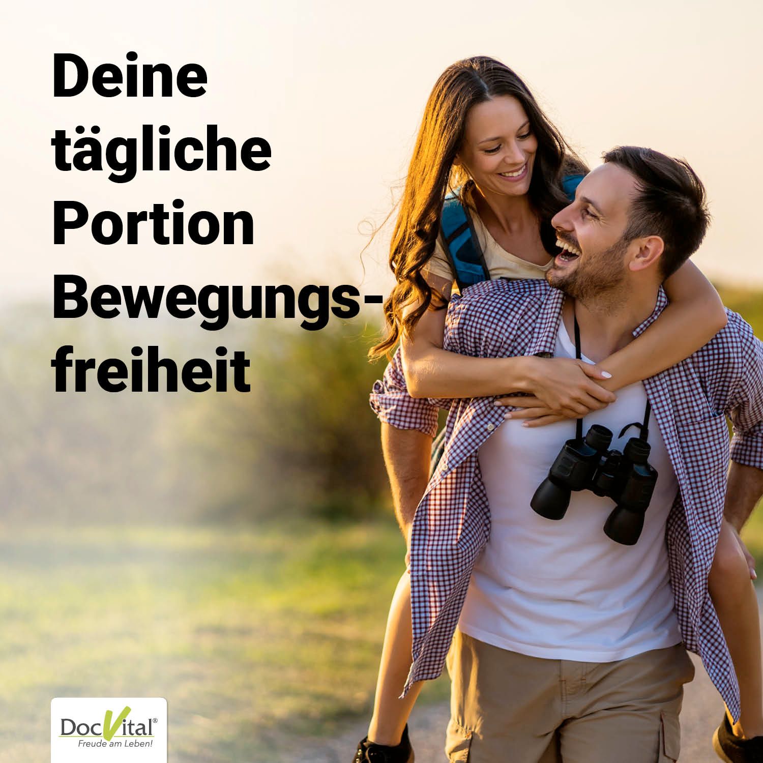 Ein Mann trägt eine Frau auf dem Rücken. Beide lächeln. Text: Deine tägliche Portion Bewegungsfreiheit. Marke: DocVital.
