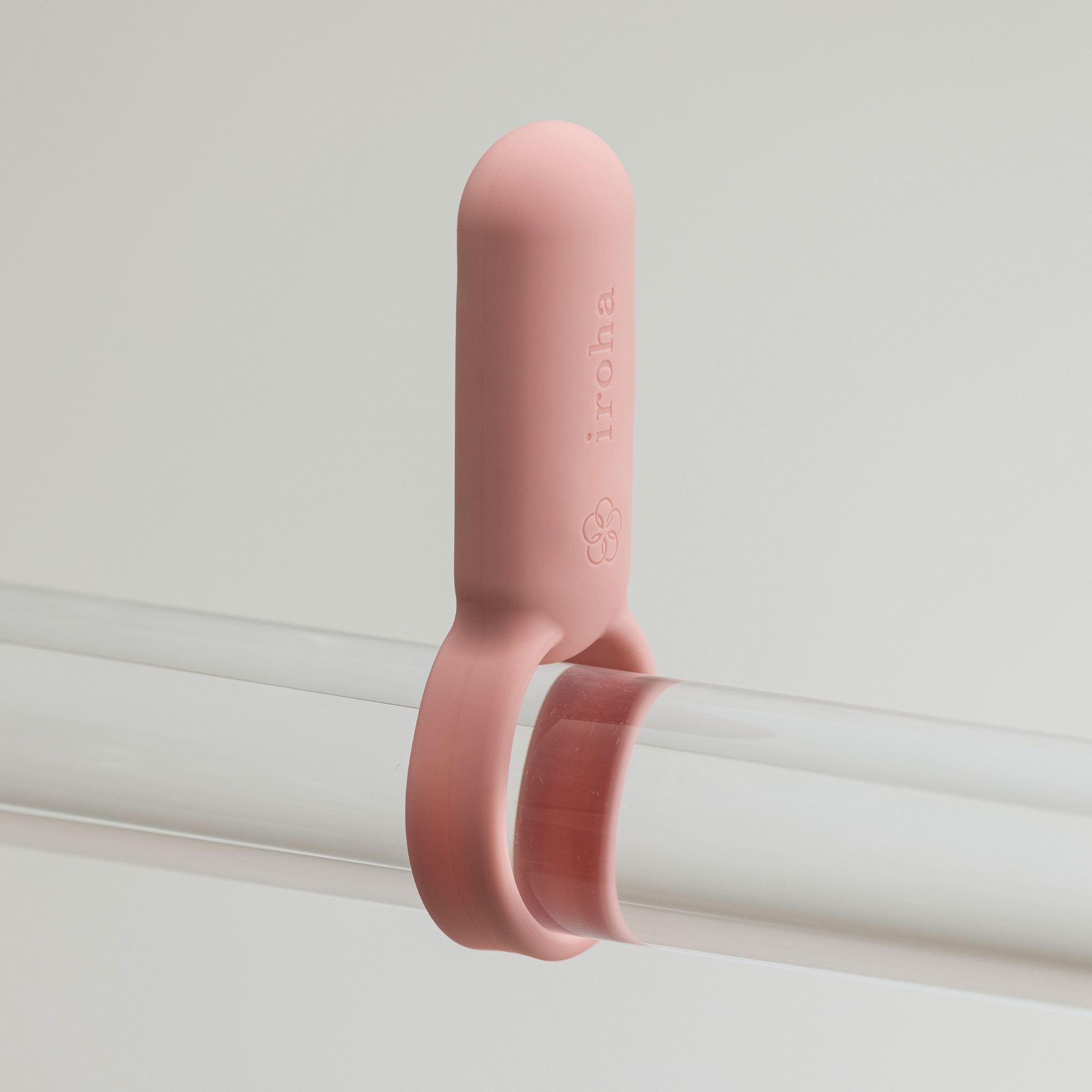 Korallenroter Paarvibrator an einer Stange. Marke iroha. Blütenlogo. Nahaufnahme.