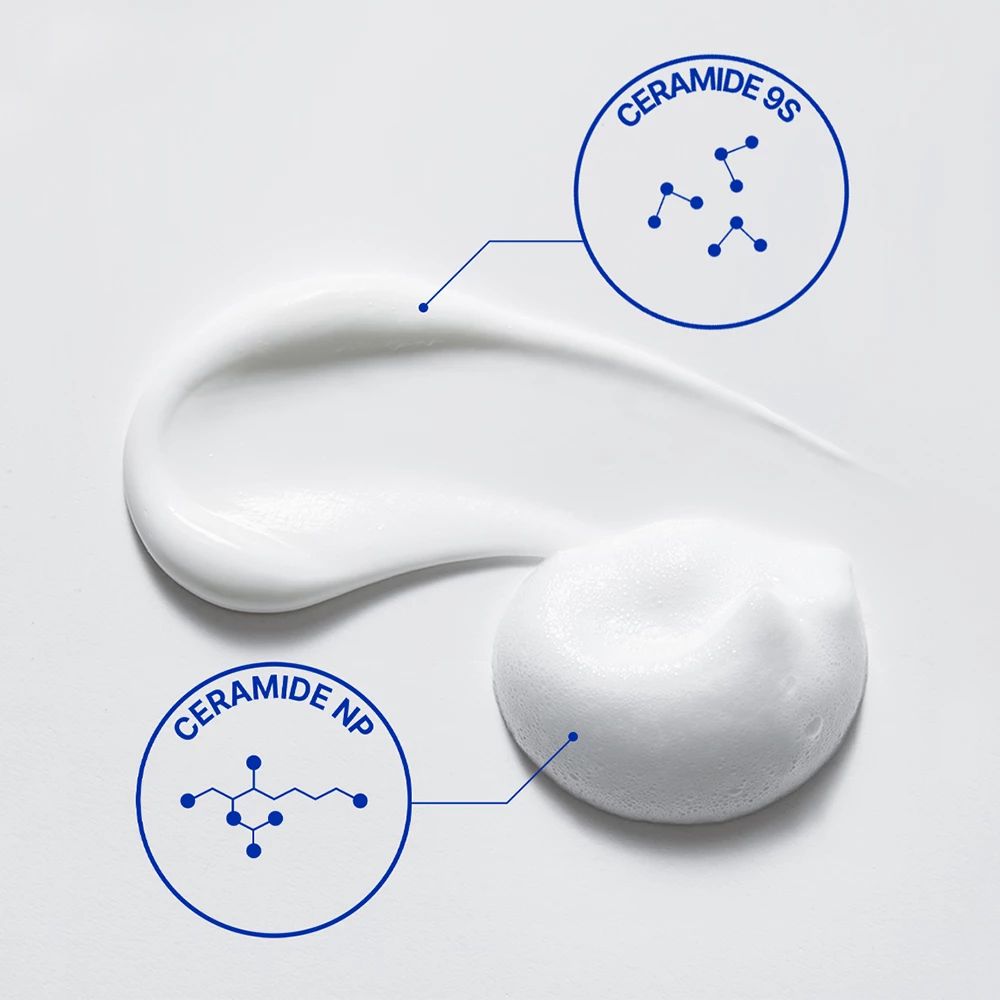 Nahaufnahme von Creme. Zwei Kreise mit chemischen Strukturen: Ceramide 9S und Ceramide NP. Creme-Textur.