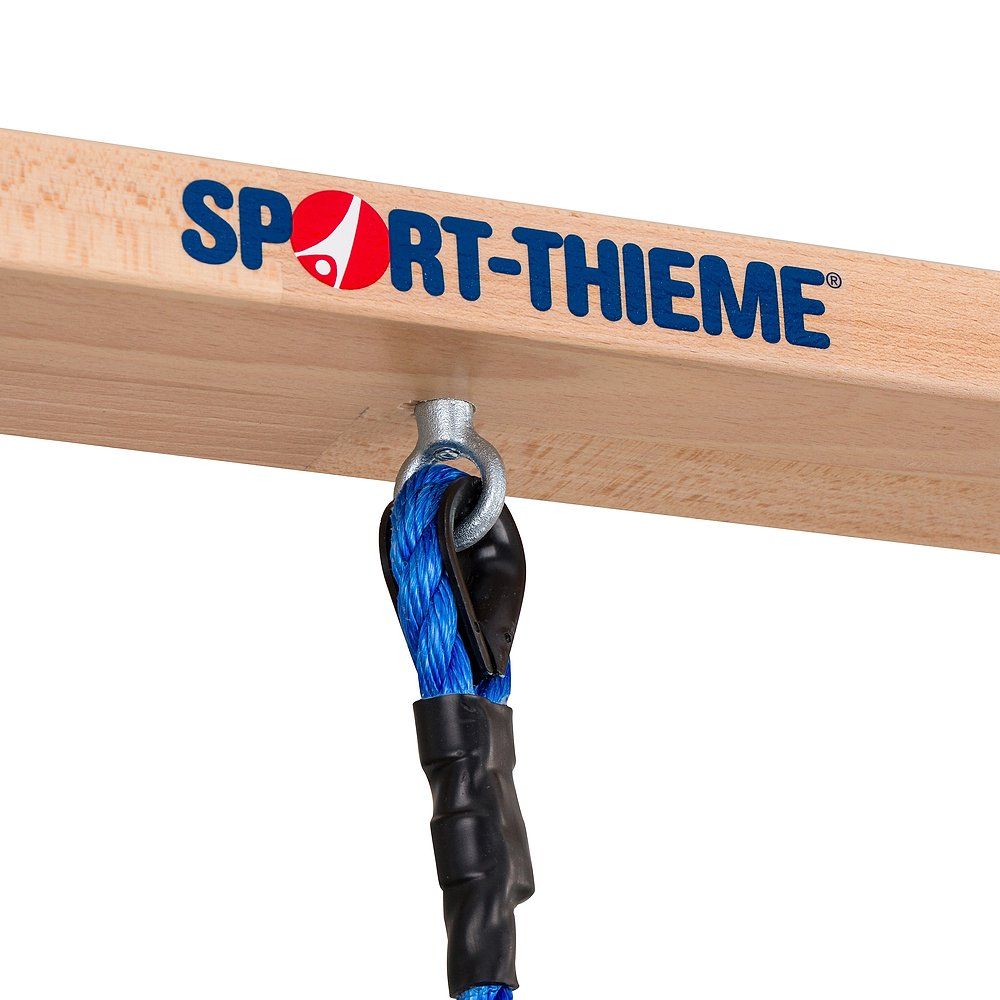 Nahaufnahme des Logos SPORT-THIEME auf einem Holzbalken. Blaues Seil mit Metallring.