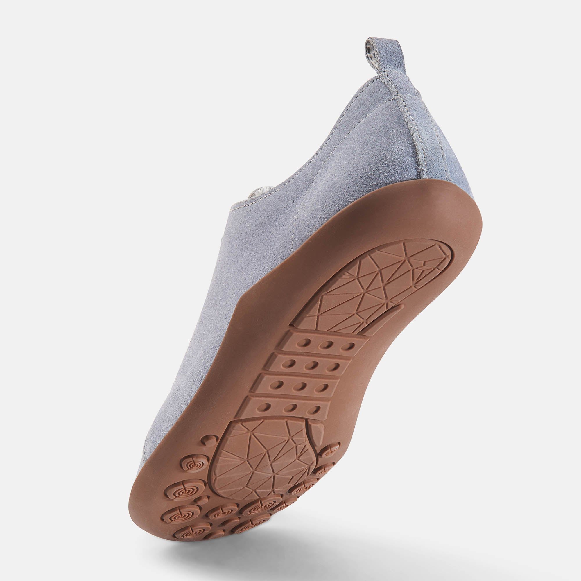 Hellblaue Schnürschuhe aus Wildleder. Braune Sohle. Schuh von unten. Profilierte Sohle.