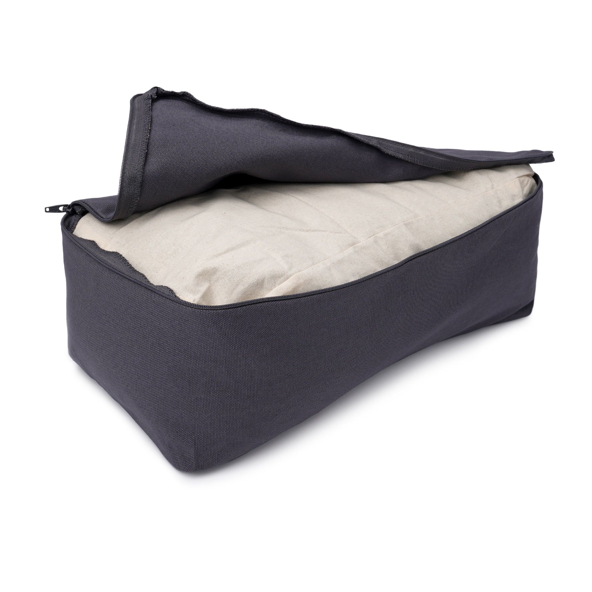 Graues Yogakissen mit geöffnetem Reißverschluss, der den cremefarbenen Innensack freilegt.