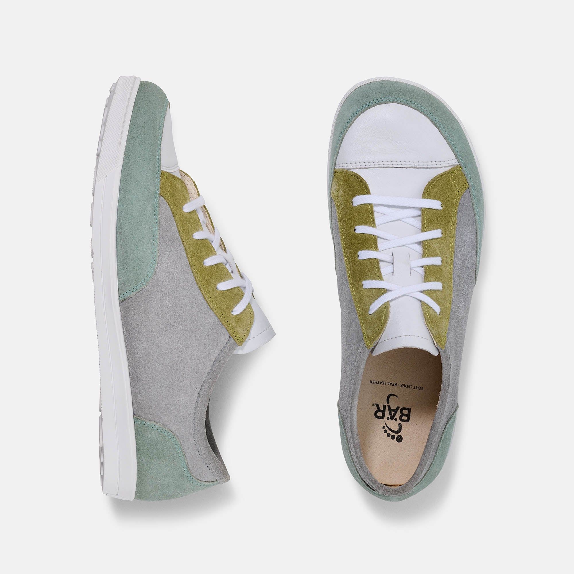 Zwei grau-weiß-grüne Schnürschuhe. Wildleder- und Lederobermaterial. Weiße Schnürsenkel und Sohle. BÄR Schuhe Emma 2.0 Damen.