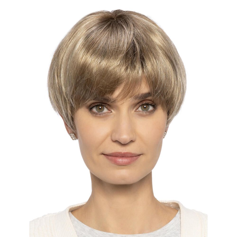 Kurzhaarperücke in Blondtönen. Frontale Ansicht einer Frau, die die Perücke trägt. Sie hat einen Pony und einen geraden Schnitt.