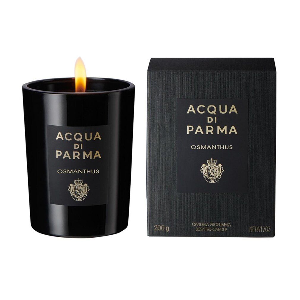 Schwarze Kerze mit Flamme und Verpackung. Aufschrift: Acqua di Parma, Osmanthus. Logo. Kerze und Schachtel.