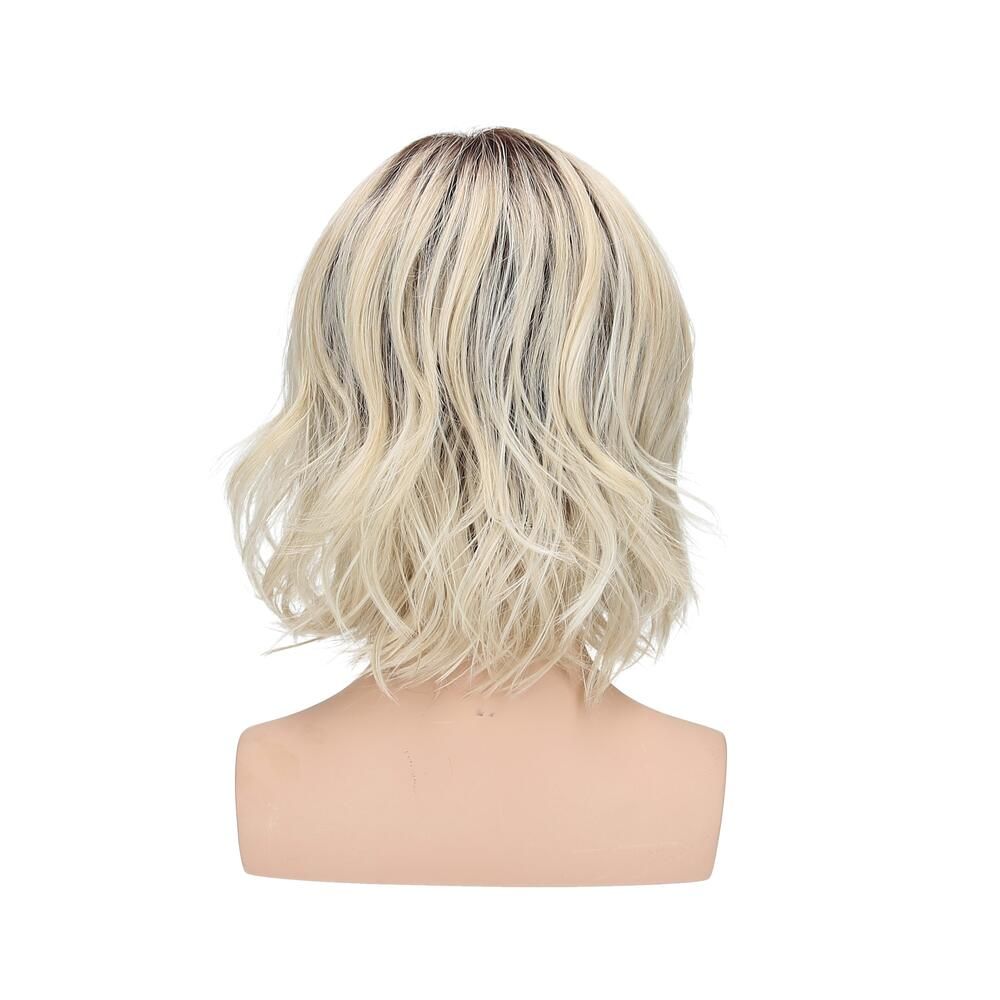 Perücke Lilie, blond mit dunklem Ansatz, auf Schaufensterkopf. Rückansicht.