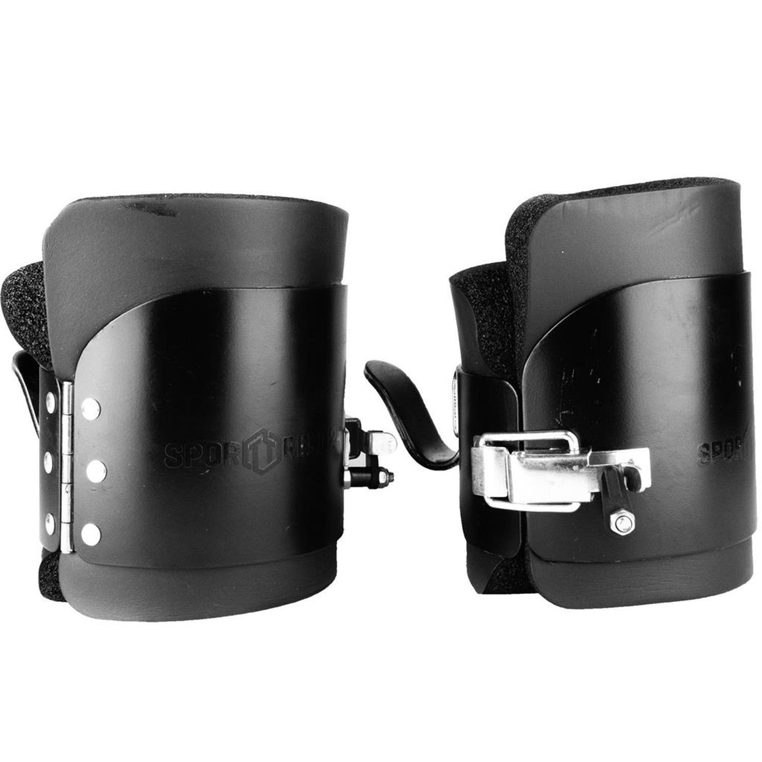 Zwei schwarze Gravity Boots, einseitig geöffnet, mit Metallverschlüssen und gepolsterten Manschetten.