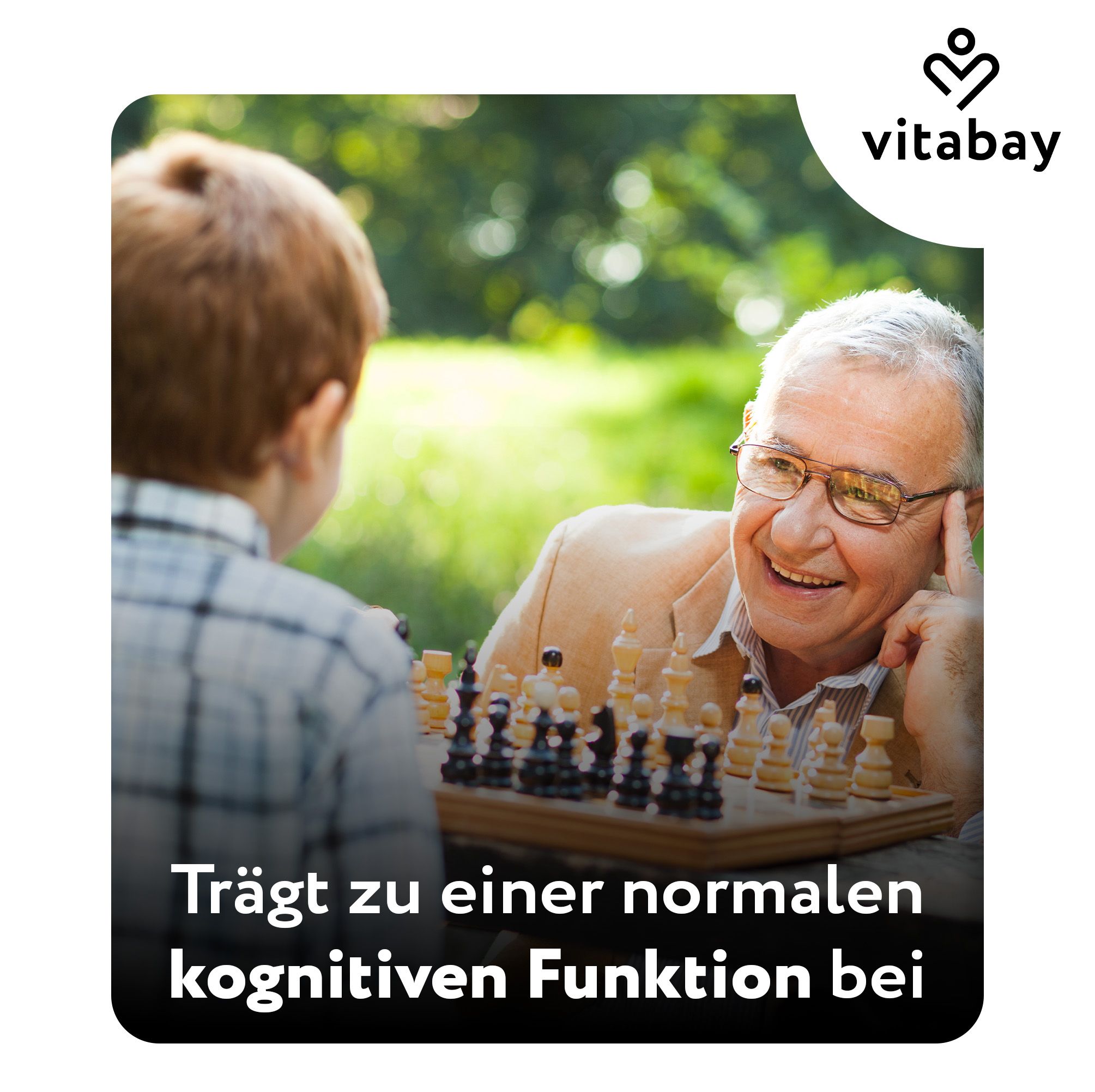 Älterer Mann und Kind spielen Schach. Vitabay Logo. Text: Trägt zu einer normalen kognitiven Funktion bei.