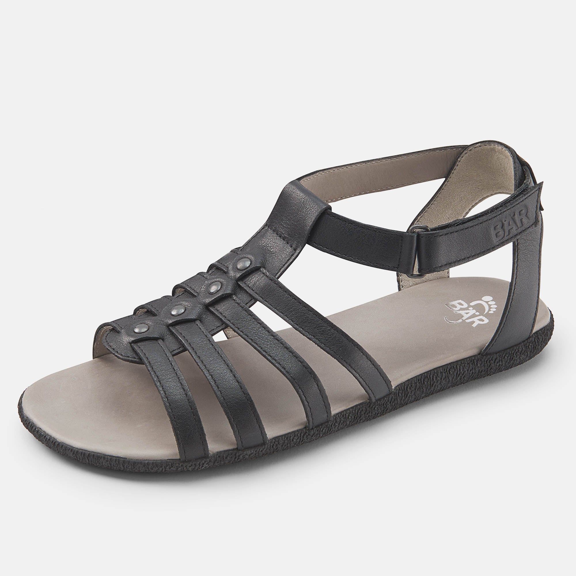 Schwarze Sandale mit Riemen, Marke BÄR. Breite Passform. Ansicht von der Seite.