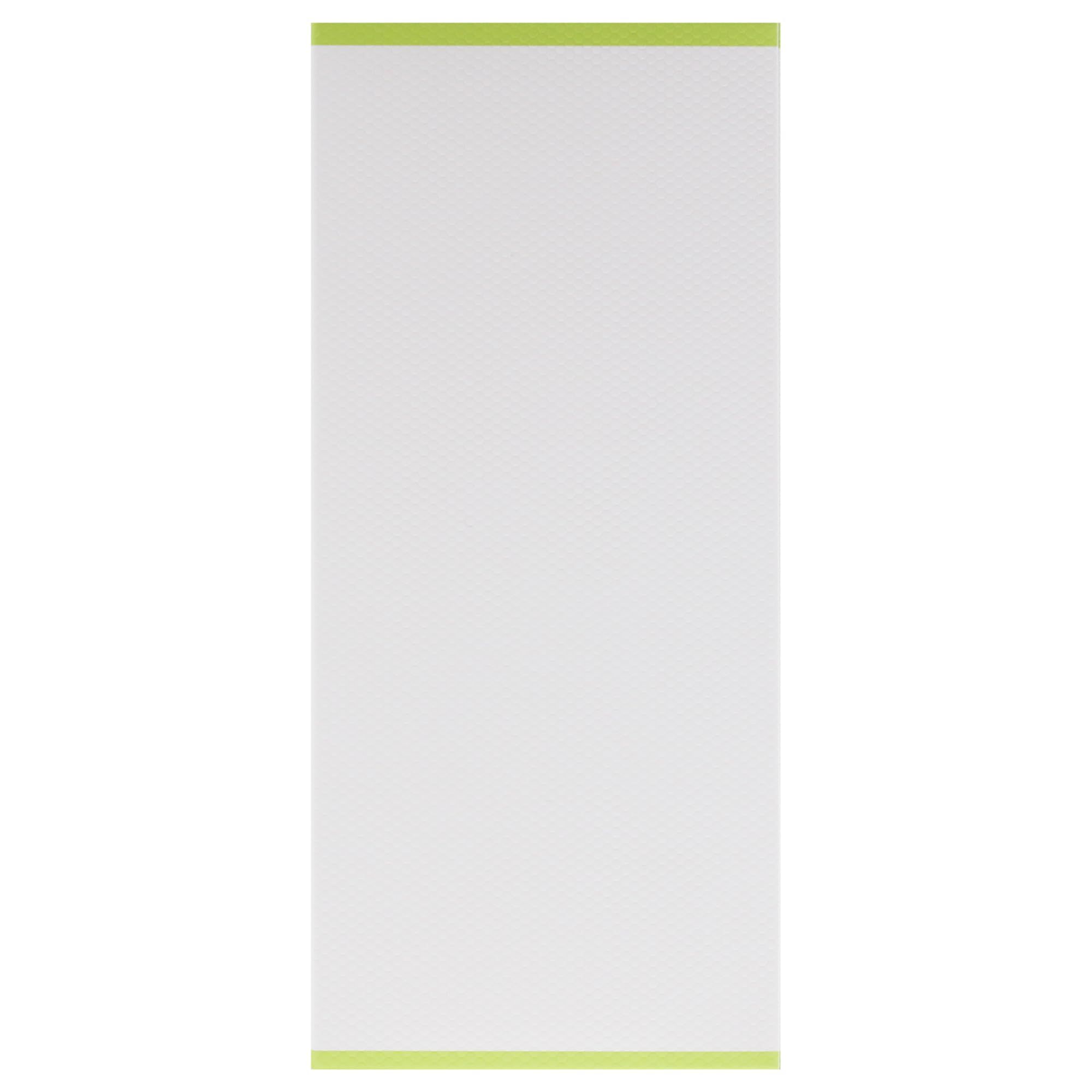 Leere weiße Verpackung mit grünen Akzenten oben und unten. Feine Textur.