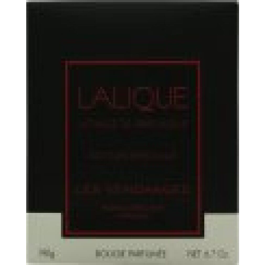 Nahaufnahme der schwarzen rechteckigen Verpackung mit rotem Rahmen. Text: LALIQUE, LES VENDANGES SAINT-EMILION, Rouge Parfumé, 190g, Net 6.7 oz.