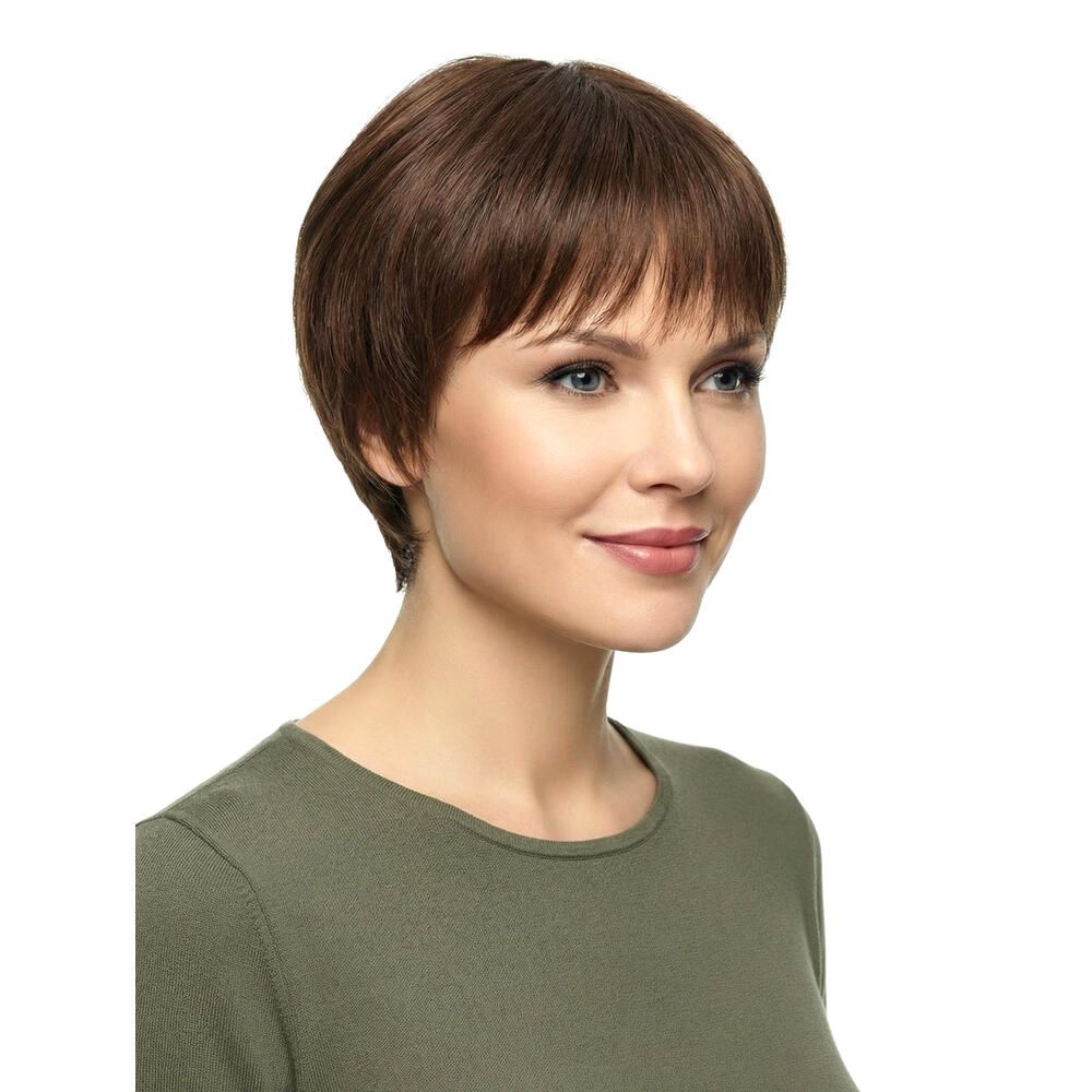 Kurzhaarperücke in Braun, mit Pony. Die Perücke wird von einer Frau getragen, die zur Seite schaut.