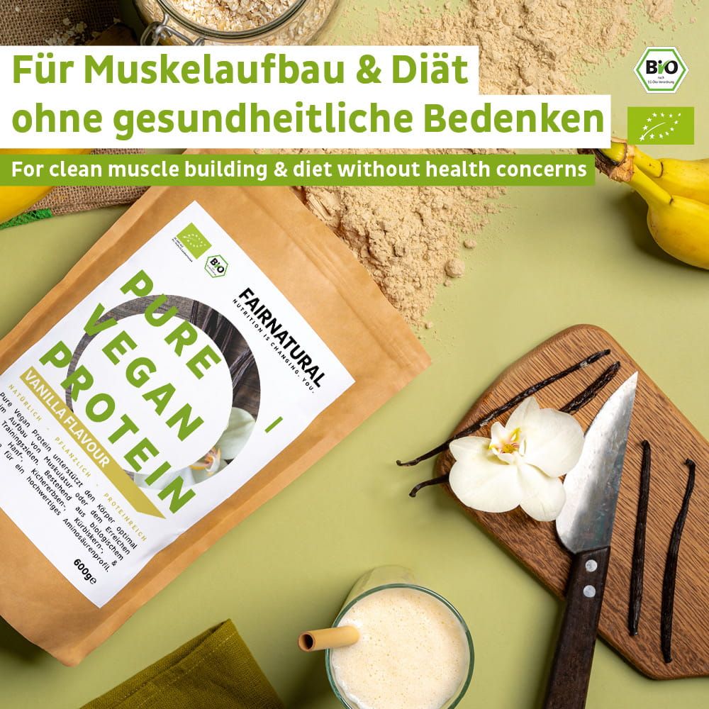 FAIRNATURAL Bio Vegan Protein Pulver Vanille mit Bananen, Vanilleschoten und einem fertigen Shake.