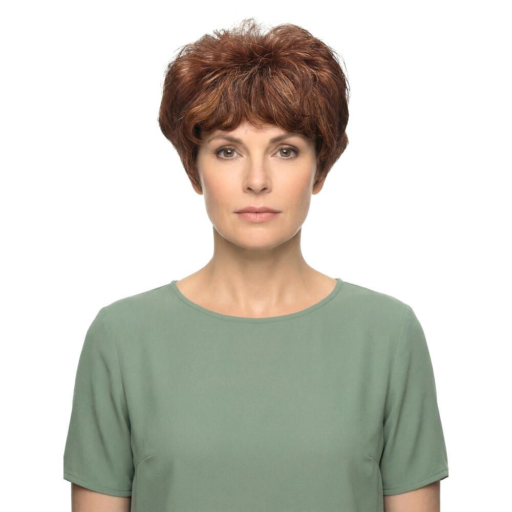 Kurzhaarperücke in Rotbraun. Die Frau trägt ein grünes Oberteil. Frontansicht.