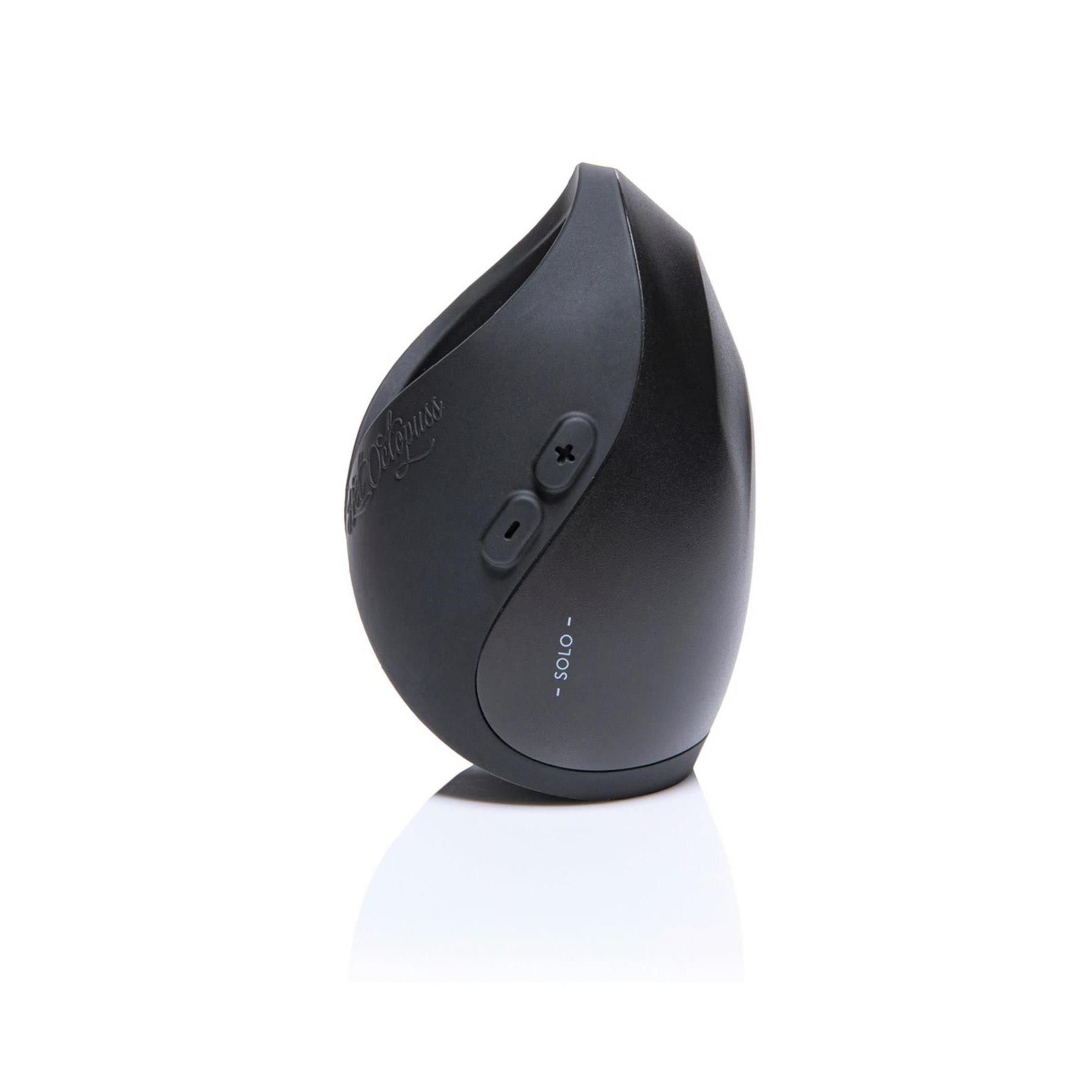 Schwarzes, ovales Gerät. Zwei Knöpfe, Text: - SOLO -.