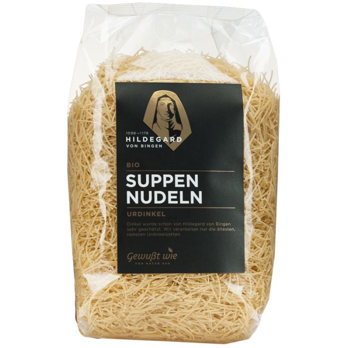 Klare Plastikverpackung mit Suppennudeln. Schwarzes Etikett mit "Hildegard von Bingen" und "Suppennudeln".