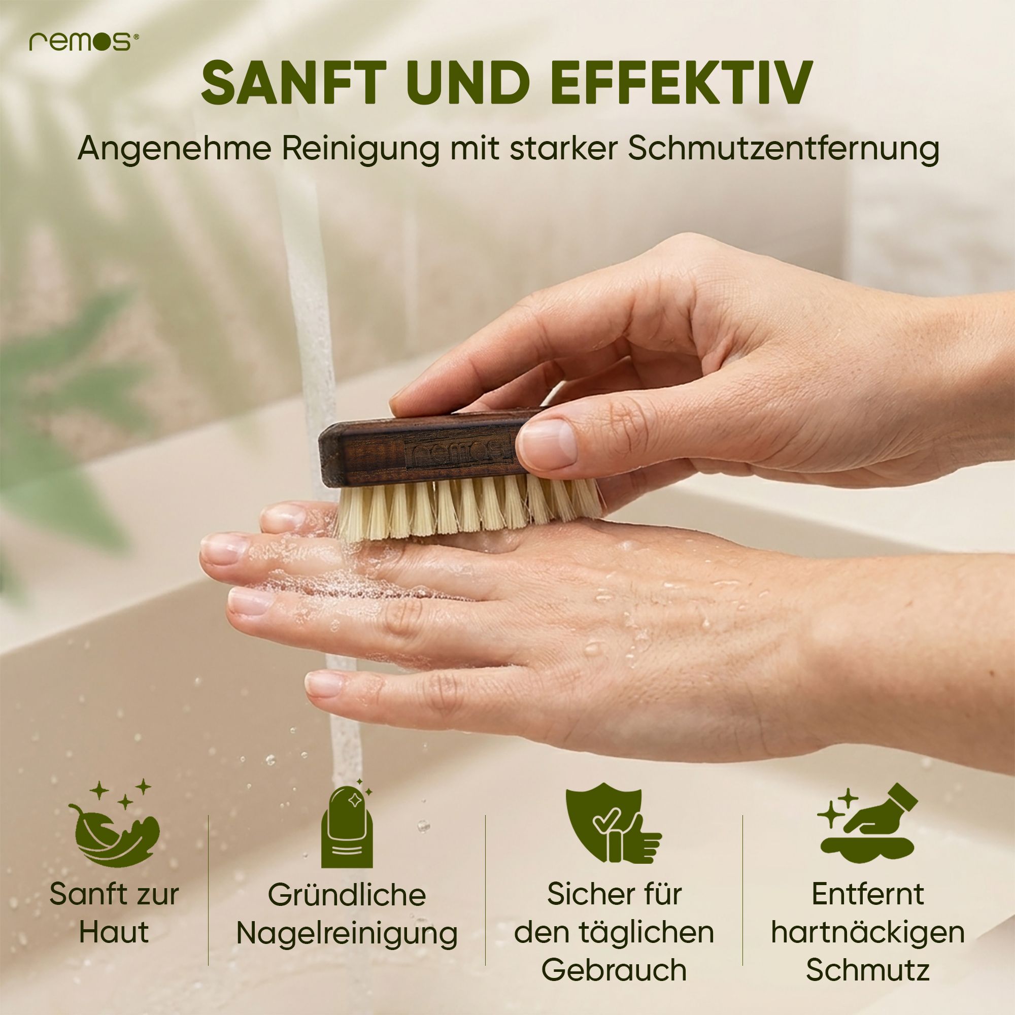 Nagelbürste mit Naturborsten in einer Hand, unter fließendem Wasser. Text: Sanft und effektiv, sanft zur Haut, gründliche Nagelreinigung, sicher für den täglichen Gebrauch.