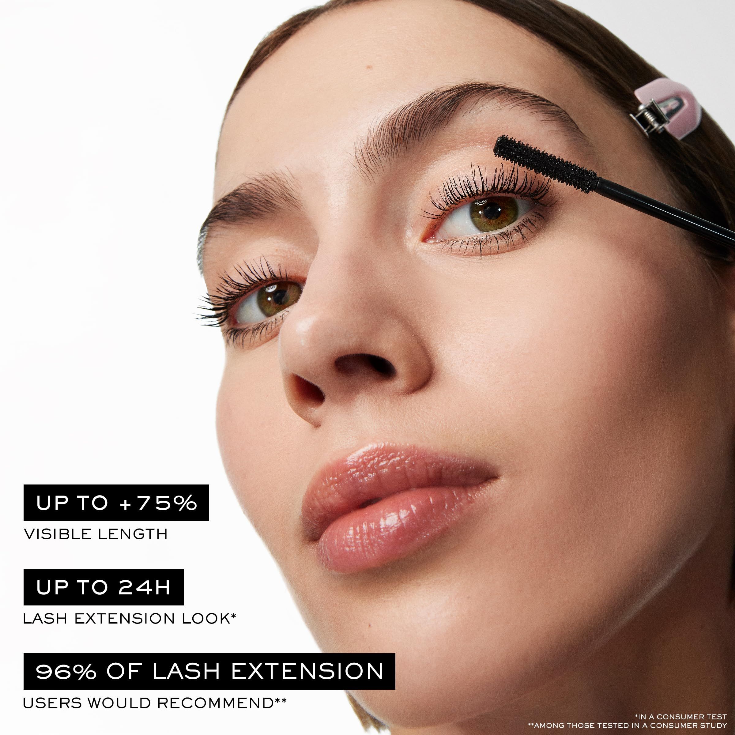 Frau mit Mascara-Applikator. Text: Up to +75% Visible Length, Up to 24H Lash Extension Look, 96% of Lash Extension Users.