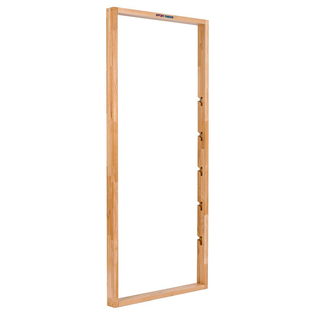Rechteckiger Holzrahmen mit Sprossen. Oben Schriftzug Sport-Thieme. Mehrere Sprossenhalterungen an der Seite.