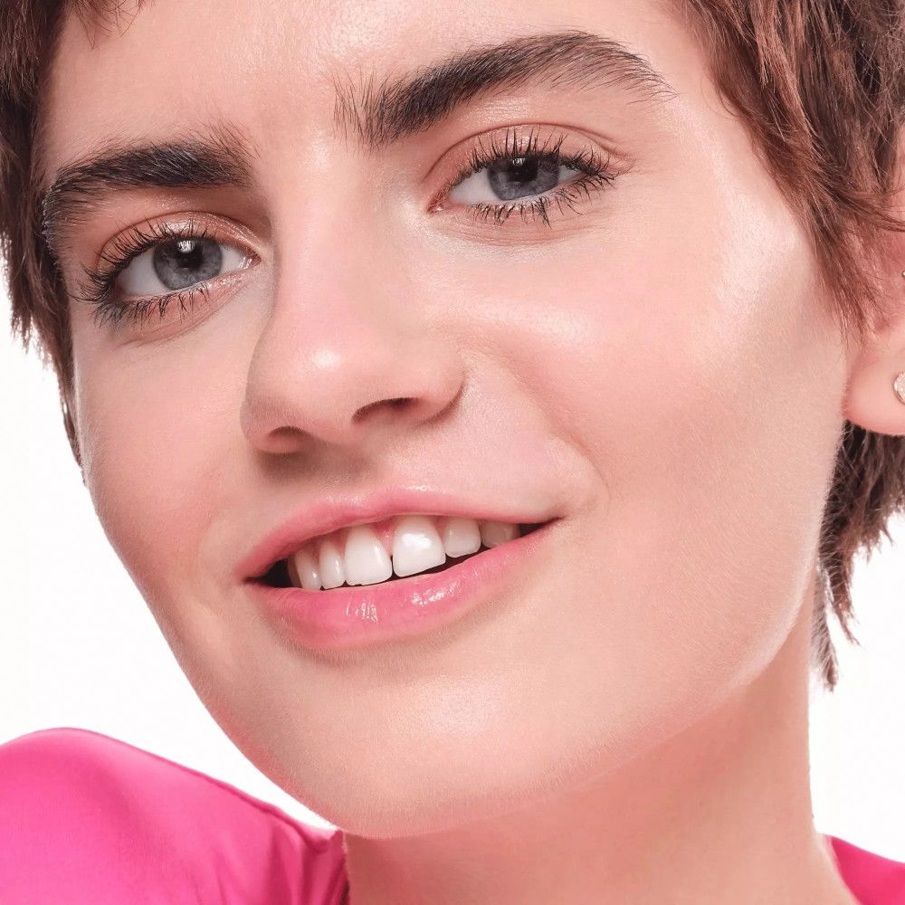 Porträt einer Frau mit Make-up. Hautton, Lippenstift, Augen-Make-up.