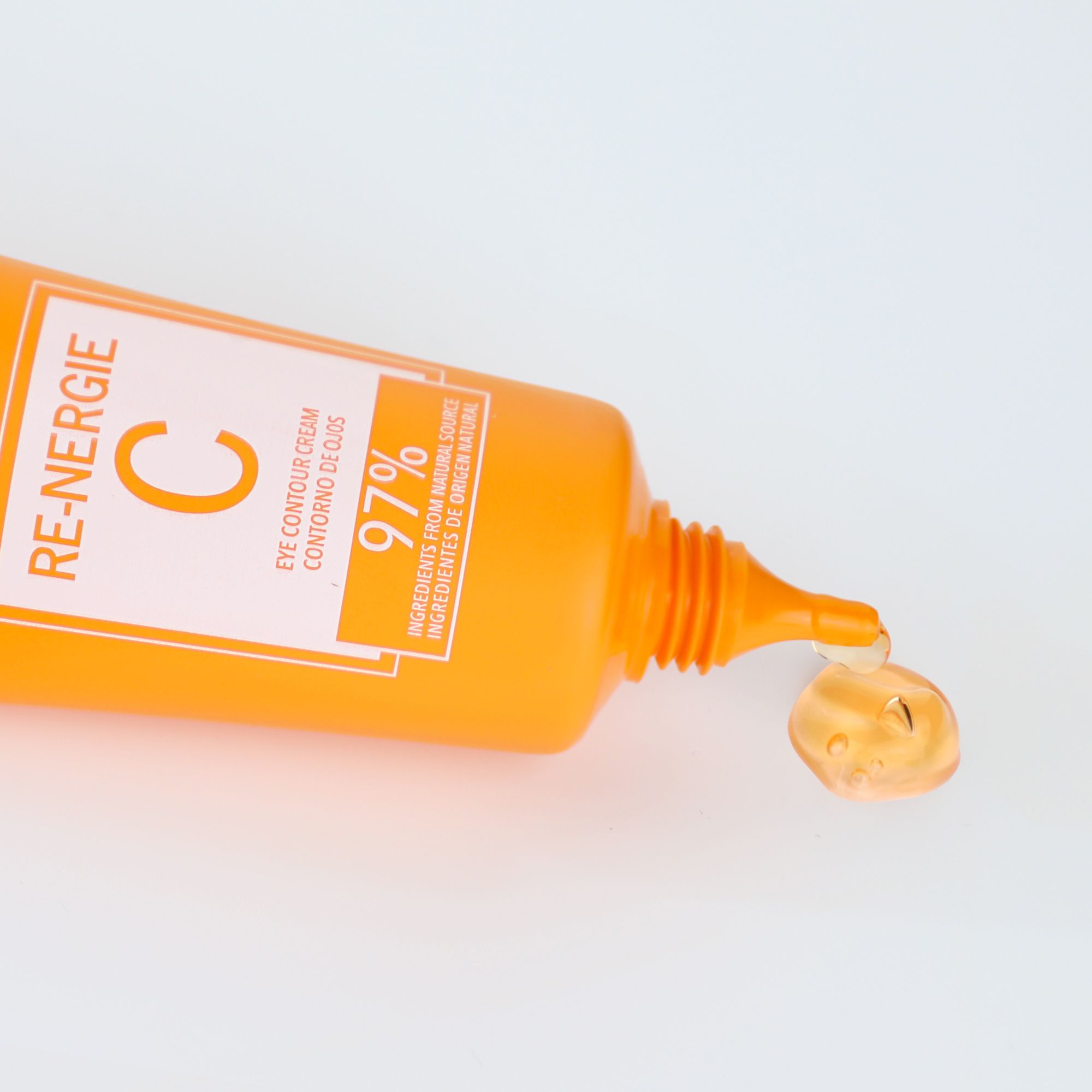 Postquam Re-Nergie C Augencreme. Orange Tube, Produkt tropft. Text: Eye Contour Cream, 97% Inhaltsstoffe natürlichen Ursprungs.