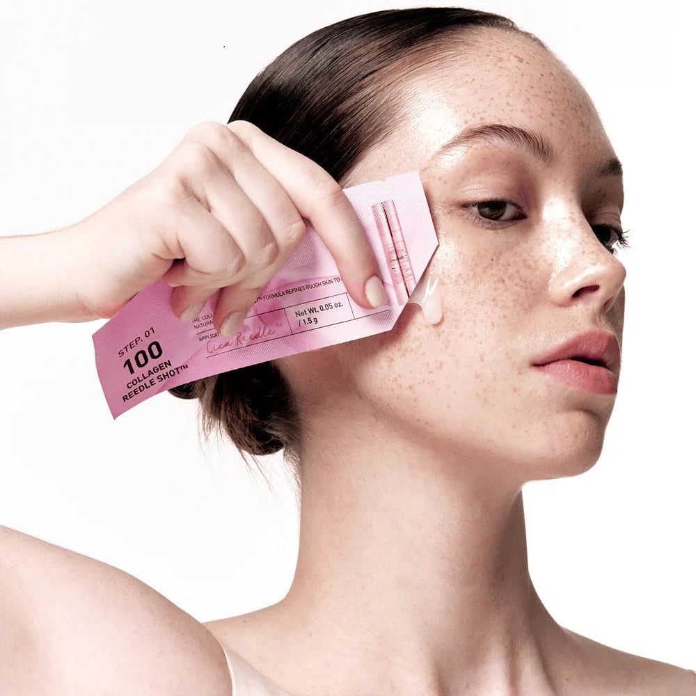 Frau trägt Collagen Reedle Shot auf. Rosa Verpackung mit Text. Produkt wird auf die Haut aufgetragen.