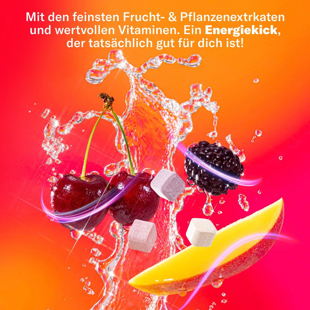 Kirschen, Brombeere, Mangoscheibe und drei Würfel. Wasser spritzt. Text: Mit feinsten Frucht- & Pflanzenextrakten und wertvollen Vitaminen.