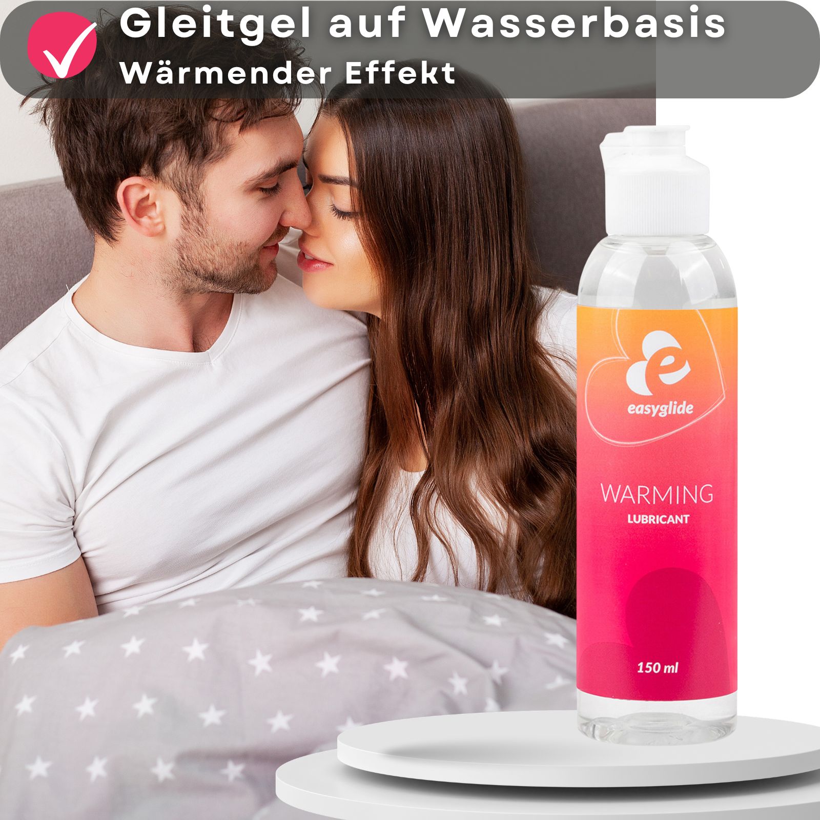 Gleitgel-Flasche mit Etikett. Text: Warming Lubricant. 150 ml. Hintergrund: Paar.