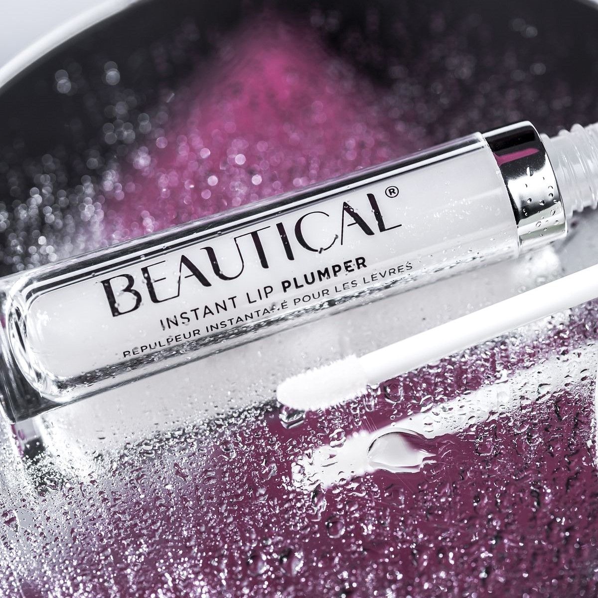 BEAUTICAL Instant Lip Plumper. Produkt auf glänzender Oberfläche. Weißer Applikator.