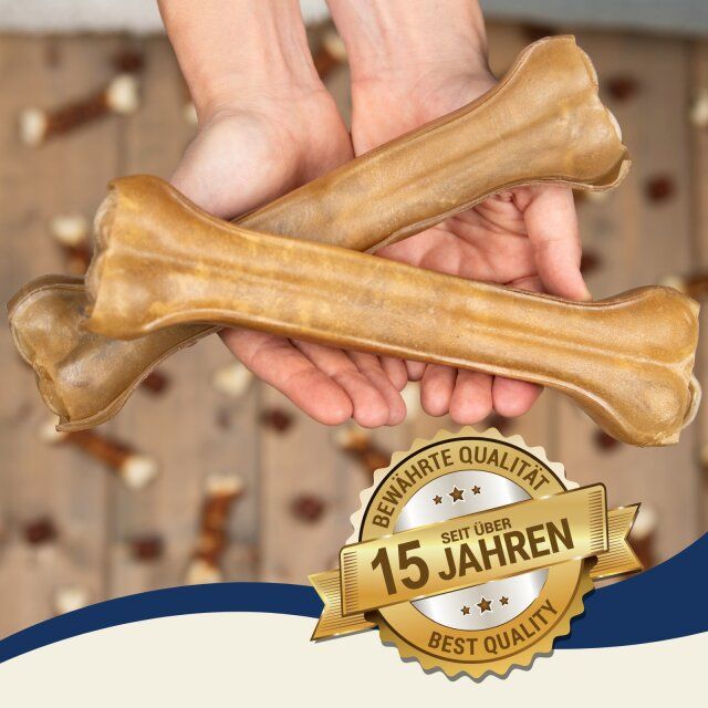 Zwei Kauknochen in Händen. Goldfarbenes Label: Bewährte Qualität, seit über 15 Jahren, Best Quality.