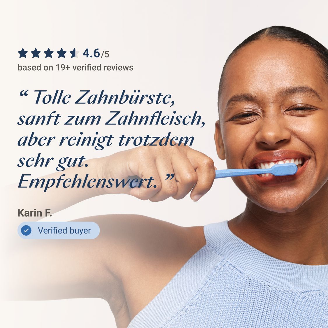 Frau putzt sich die Zähne mit blauer Zahnbürste. Text: 4.6/5 Sterne, Empfehlenswert.