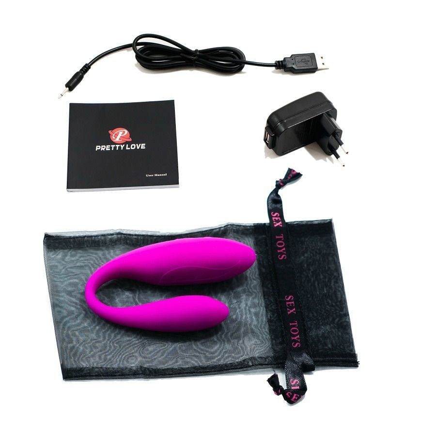 Pinkfarbenes U-förmiges Produkt, schwarze Tasche mit Aufschrift SEX TOYS, Ladekabel, Netzteil und Broschüre.
