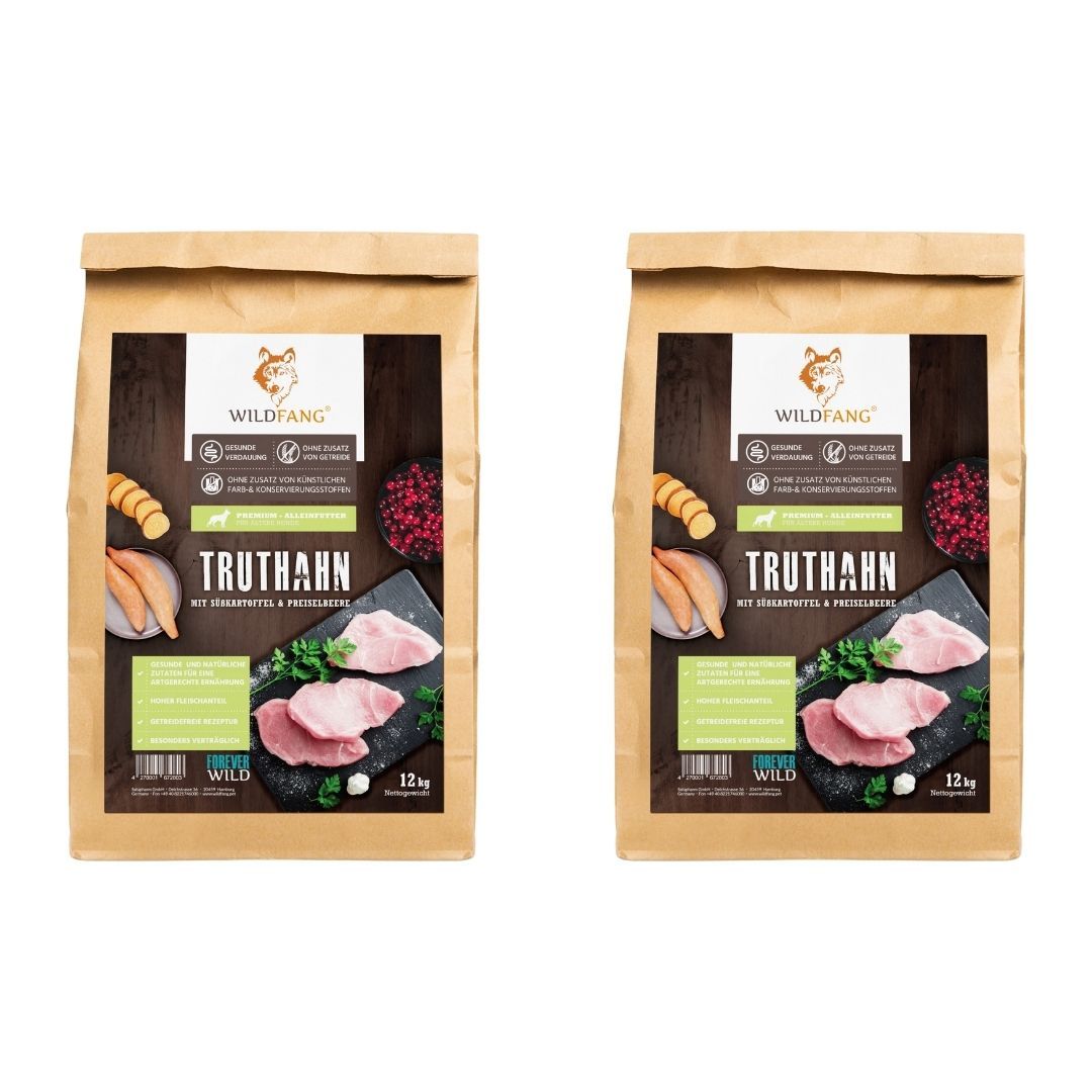 Zwei Wildfang-Tüten mit Truthahn-Trockenfutter. Aufschrift: Truthahn, ohne Getreide. Abbildung von Fleisch, Süßkartoffeln und Preiselbeeren.